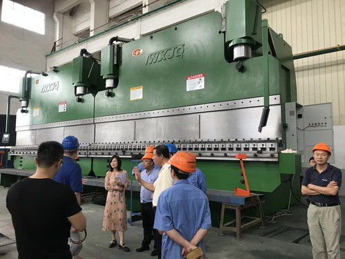 Купить Tandem Press Brake with Max Open Height 300-1500 Mm, Table Length 2000-12000 Mm, and Max Bending Angle 30-180 Degrees online manufacture